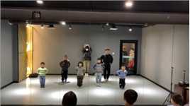 #M&D舞蹈室
少儿街舞启蒙课堂⬇️
针对4-6岁的萌宝
预约体验课私