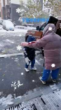 爸爸带娃出门玩雪