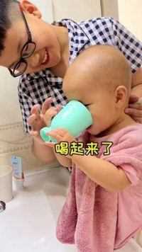 哈哈哈，哥哥教一岁四个月的妹妹刷牙漱口
 #哥哥带娃模式