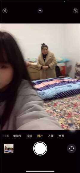我在房间拍照我妈和我奶进来瞅我干啥然后我妈说把床理一遍