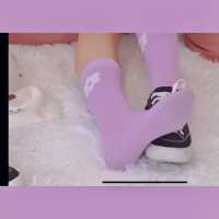 紫色长筒棉袜搭配黑色低帮匡威帆布鞋