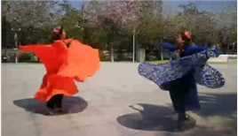 春暖花开，天山雪莲舞队姐妹们在金砂公园舞起来！👍🌹😊☀️