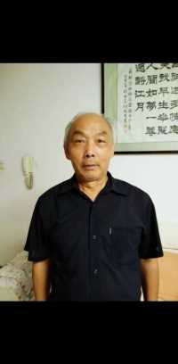 郑全伟，男，生于1950年，四川盐亭县人。现为：陕西省书法家协会会员、西安市书法家协会会员、中国国家书画院会员等。