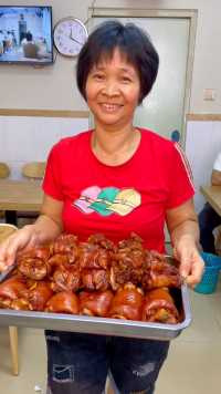 广东猪脚饭，也叫打工仔饭，如果哪天你在广东打工，万一吃不上饭，可以搭车过来找阿姨，管饱 