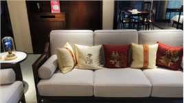 这是一套新中式沙发，整体采用双柱苏木，结合中式和现代元素，精细打磨的沙发扶手，
散发东方韵味，带给稳稳的安全感又显端庄大