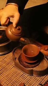 雨水季，微寒。围炉煮水，以茶暖之。