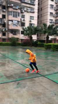 学校因为下雨集训取消，只好自己玩了。不知道未来20年以后中国足球会不会有希望，但是不做就真的没有希望了