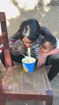 请非洲妈妈吃泡面，结果只顾自己吃，不分孩子吃一口走近非洲