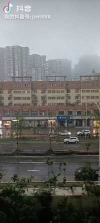坐标河南郑州，21号晚上7点零几分，停了一天的暴雨又开始下了，河南加油，郑州加油，所有所有的人都平平安安。