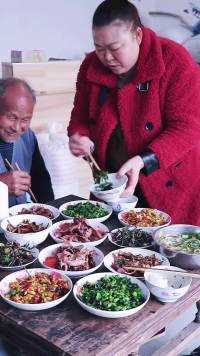 他养我小，我养他老。尽孝是我们每个人的责任，也是必须尽的义务