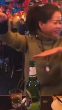 多少人曾爱慕你年轻时的容颜#姐妹局 #饭桌舞蹈 #干杯