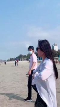 年少不知阿姨好，错吧少女当成宝#一起看海 #阳光沙滩海浪 #海边美景