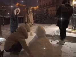 我们一群人👭👬堆了个雪人☃️哈哈哈哈