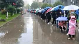 陕西省汉中市汉台区理想城小区冒雨排队做核酸