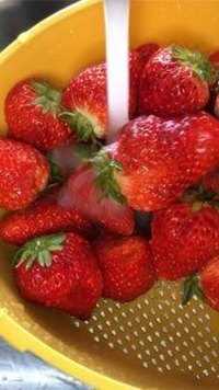 洗草莓别再用清水，分享正确清洗方法，脏东西自己掉下来 #草莓