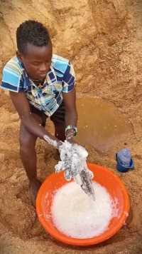 非洲是没有水井的，这就是他们唯一的水资源#走近非洲 