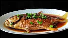 这才是红烧金鲳鱼好吃的做法，不粘锅不破皮，鱼肉鲜嫩无腥味，真香