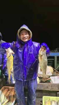 一船钞票！浙江渔民一网捞起2450公斤野生大黄鱼，卖了957万！