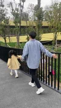 #爸爸带娃记 每次感觉自己带了两孩子出门#小县城的慢节奏生活