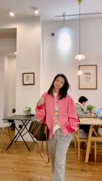 有点珠光料的粉外套穿上好气色