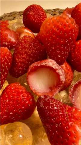 做了酸奶草莓冰激凌味道也太哇噻了，做法超级简单，喜欢的可以喊对象来学喔#冰激凌#草莓
