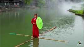 贵州大山一古村内，两红衣女子踩着竹子在水上飘，这也太仙了吧