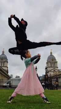 携小女共舞，祝大家新春快乐。#冰雪2022烟花绽放 #中国舞 #英国