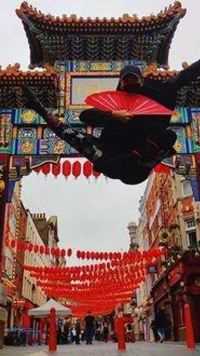 一把中国红扇飞舞在伦敦中国城上空