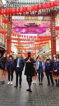 红光照耀的伦敦中国城，意外收获外国小粉丝，这就是中国舞的魅力。#中国舞