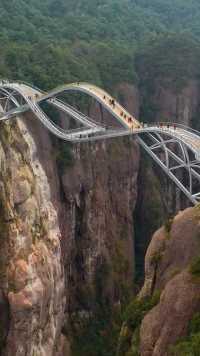 台州高山上的如意桥，一个敢想，一个敢建，站在上面瑟瑟发抖，太惊险了。
