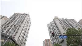 #北京封控区癌症患者突发昏迷民警三分钟送医# 北京卫视《向前一步》记者一线实拍独家报道 ！4月29日，朝阳区十八里店派出所接到群众求助电话，居住在北京封控区的一位癌症患者突发昏迷，情况十分危急。得知这一消息后，派出所马所长火速安排部署，警车开道化身运送病患守护者，仅用三分钟便将病人送达医院使其转危为安。“我们是人民的公安，肯定要把人民的事放在第一位，更何况是危及生命的，  绝对义不容辞。”