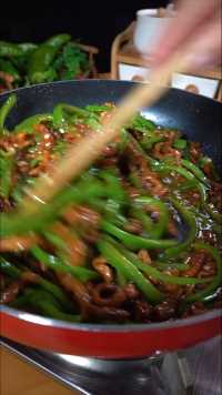 晚餐不知道吃什么~试试这个青椒肉丝，能吃吃五碗大米饭！