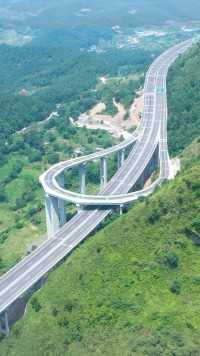 贵州第一次见这样的设计师，架桥在高速公路上调头，几个意思？
